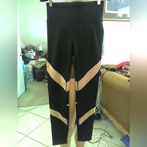 BNWT SHAPE ACTIVE WEAR Elegant Black & Tan  Leggings SZ. SM SIZZLING BRAND